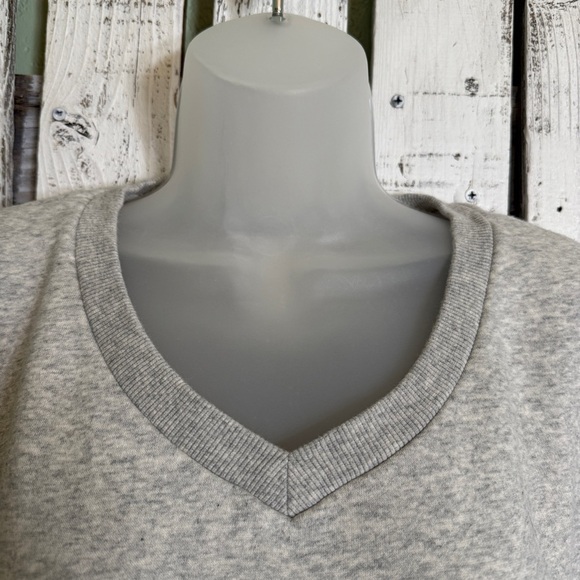 V-neck Cozy Sweatshirt Women Size Medium Heather Gray Front Pockets Casual Basic - Picture 9 of 12